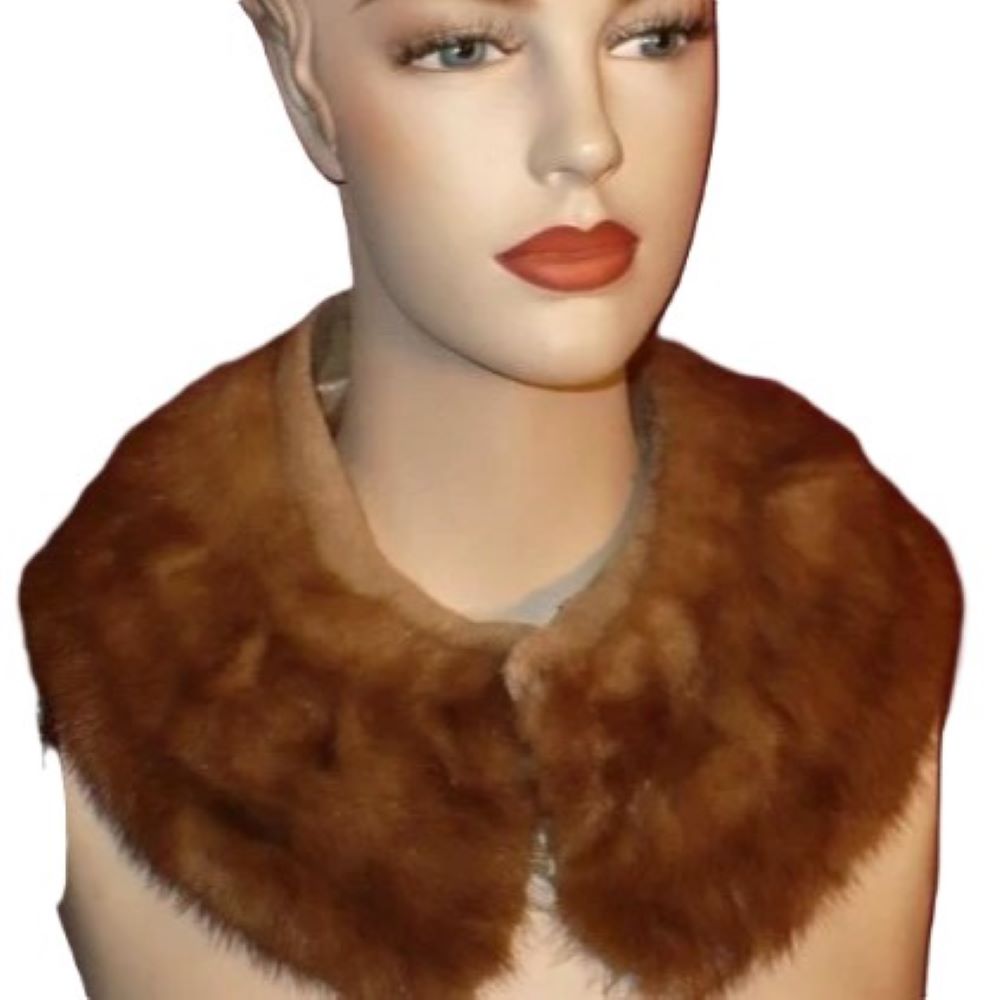 Fur collar.