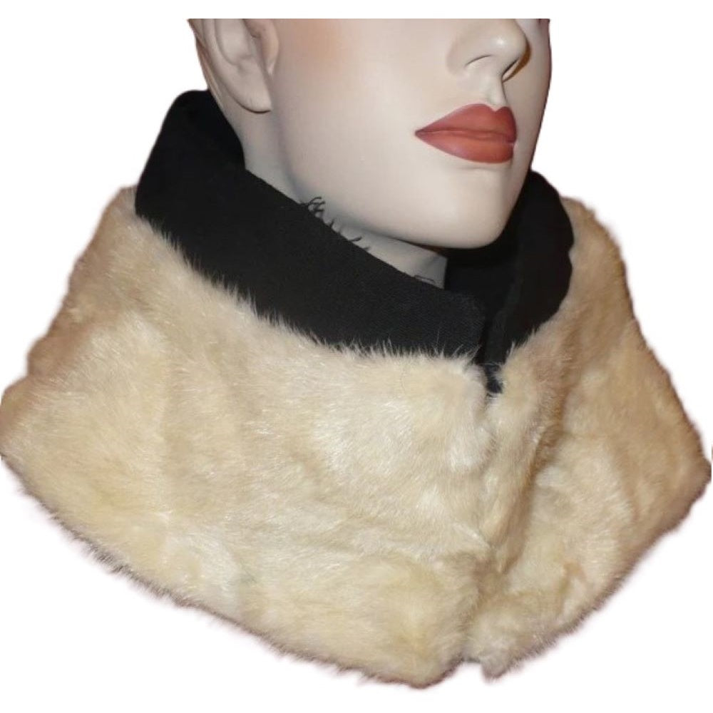 Fur collar.