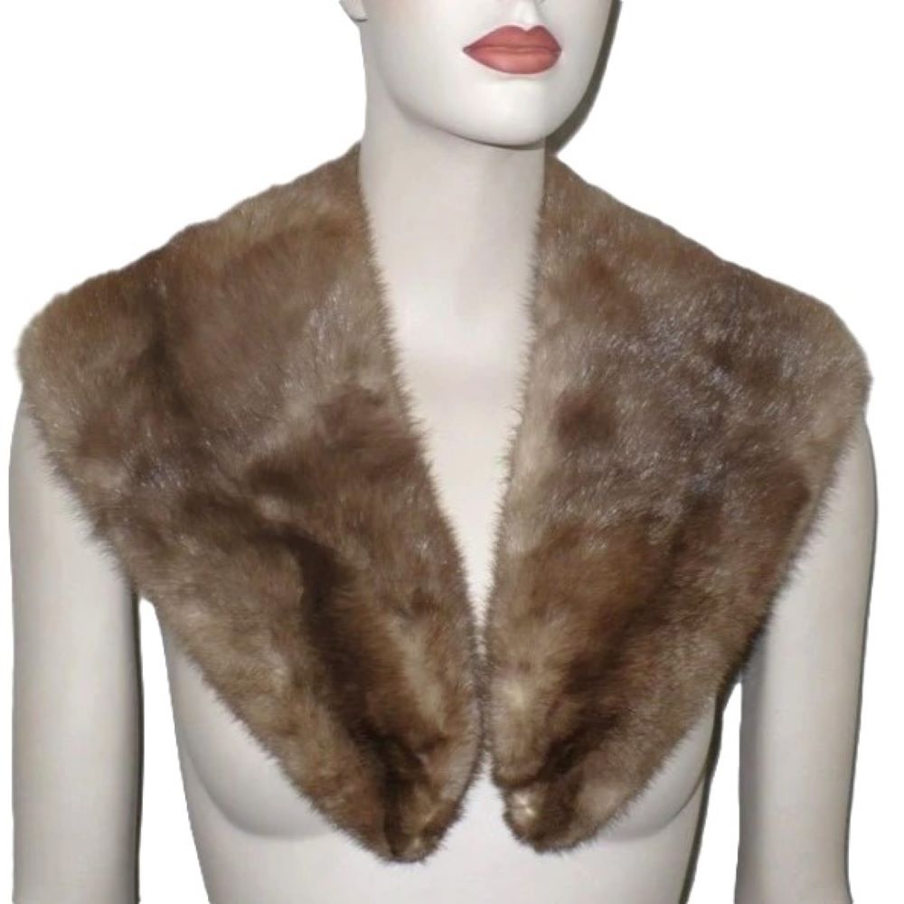 Fur collar.
