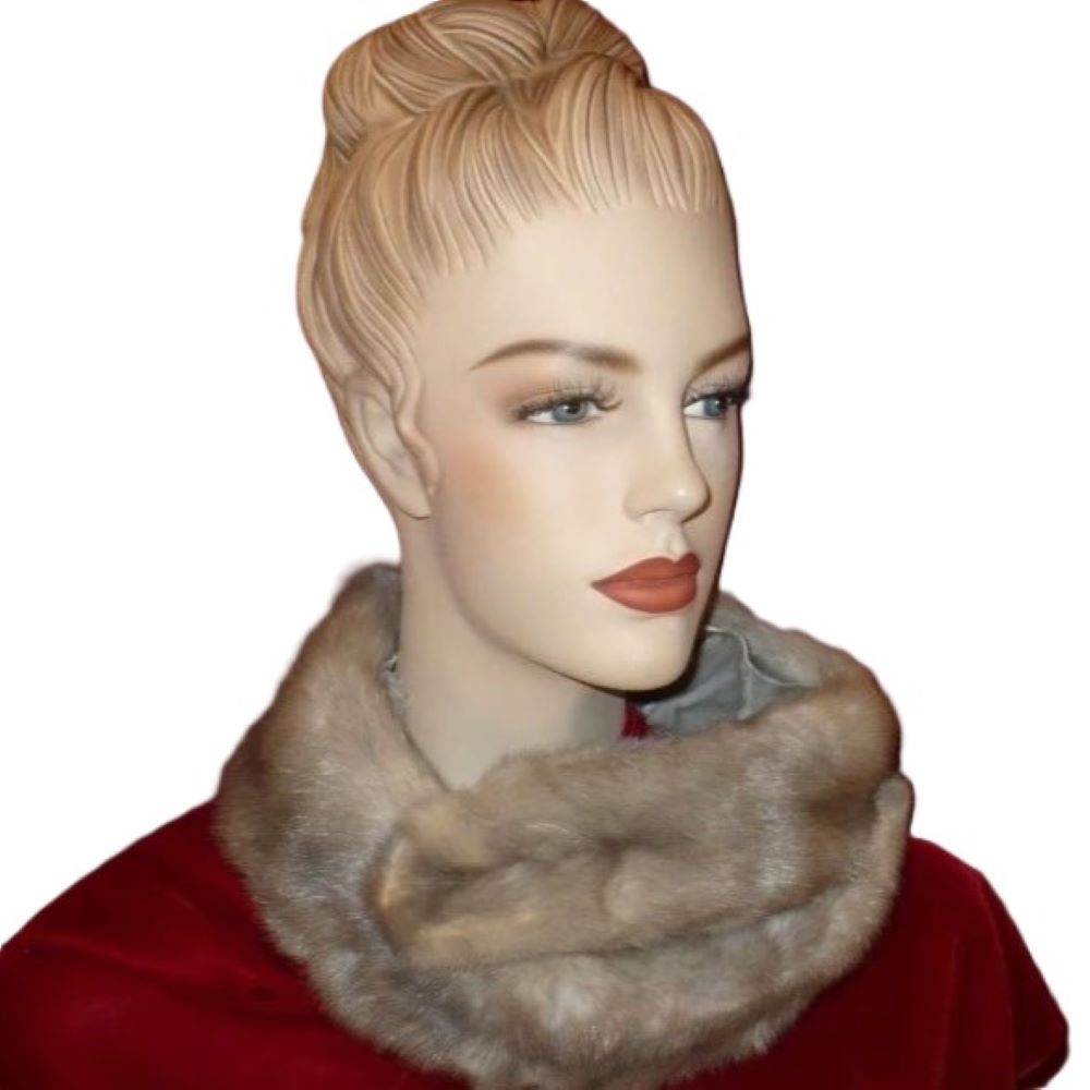 Fur stole collar.