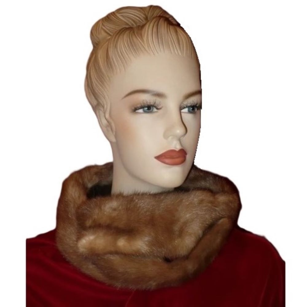 Fur collar.