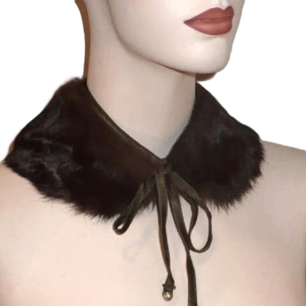 Fur collar.