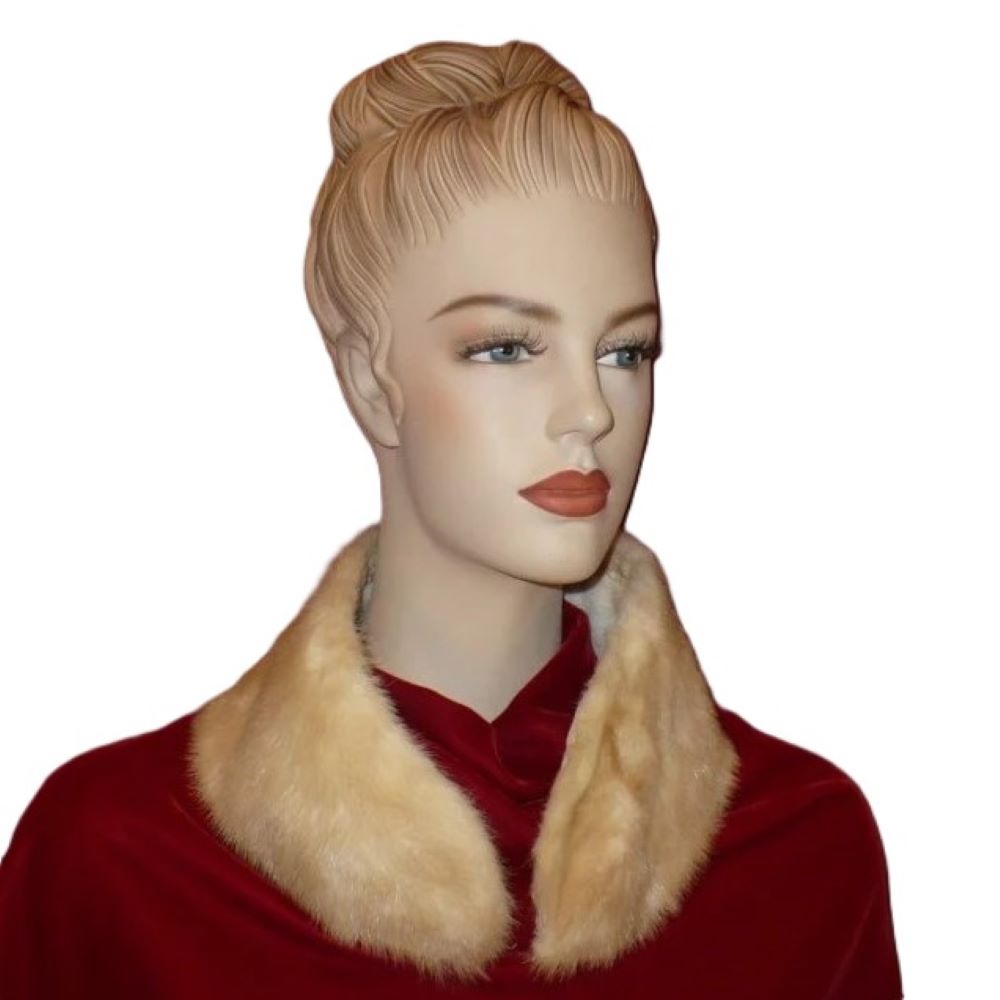 Fur collar.