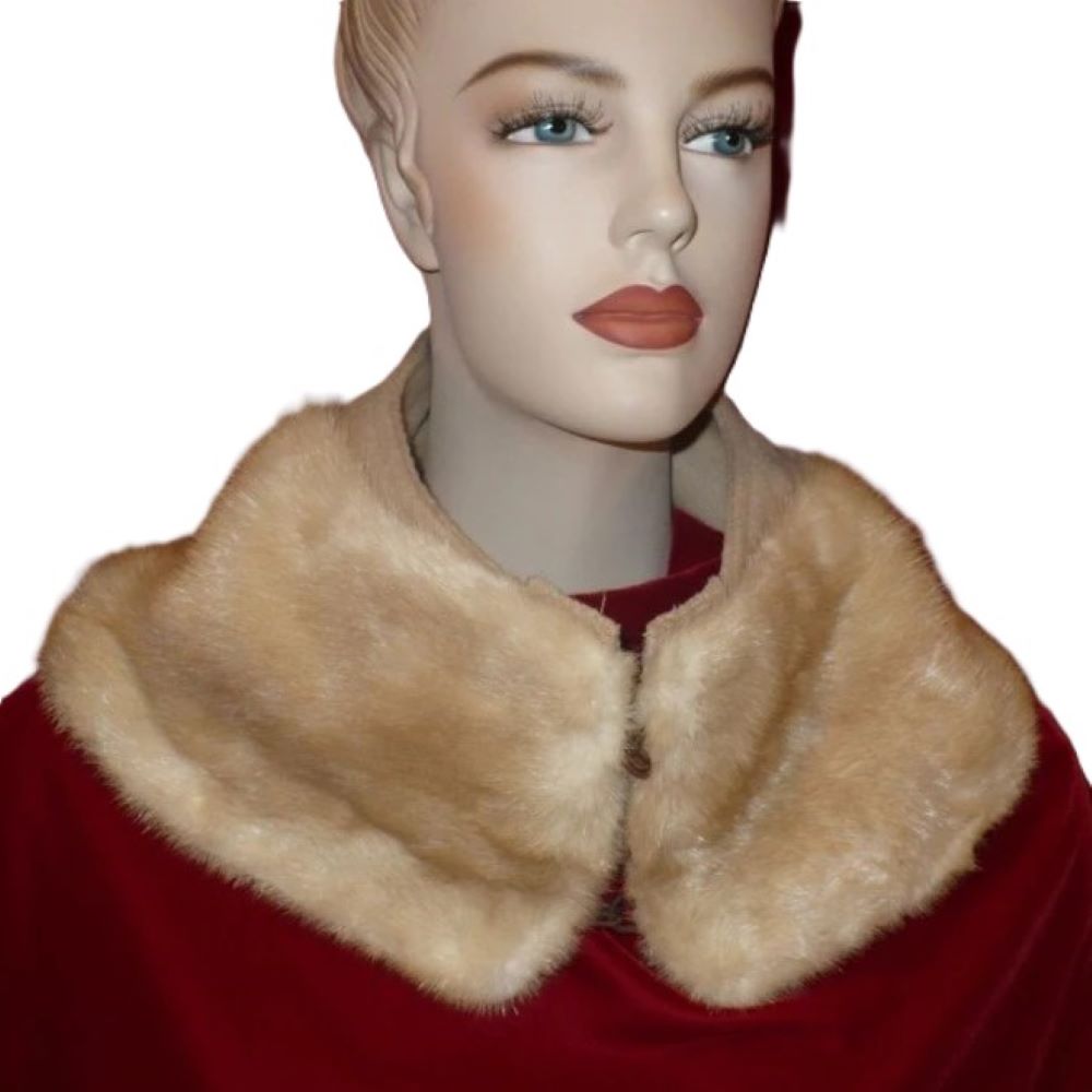Fur collar.
