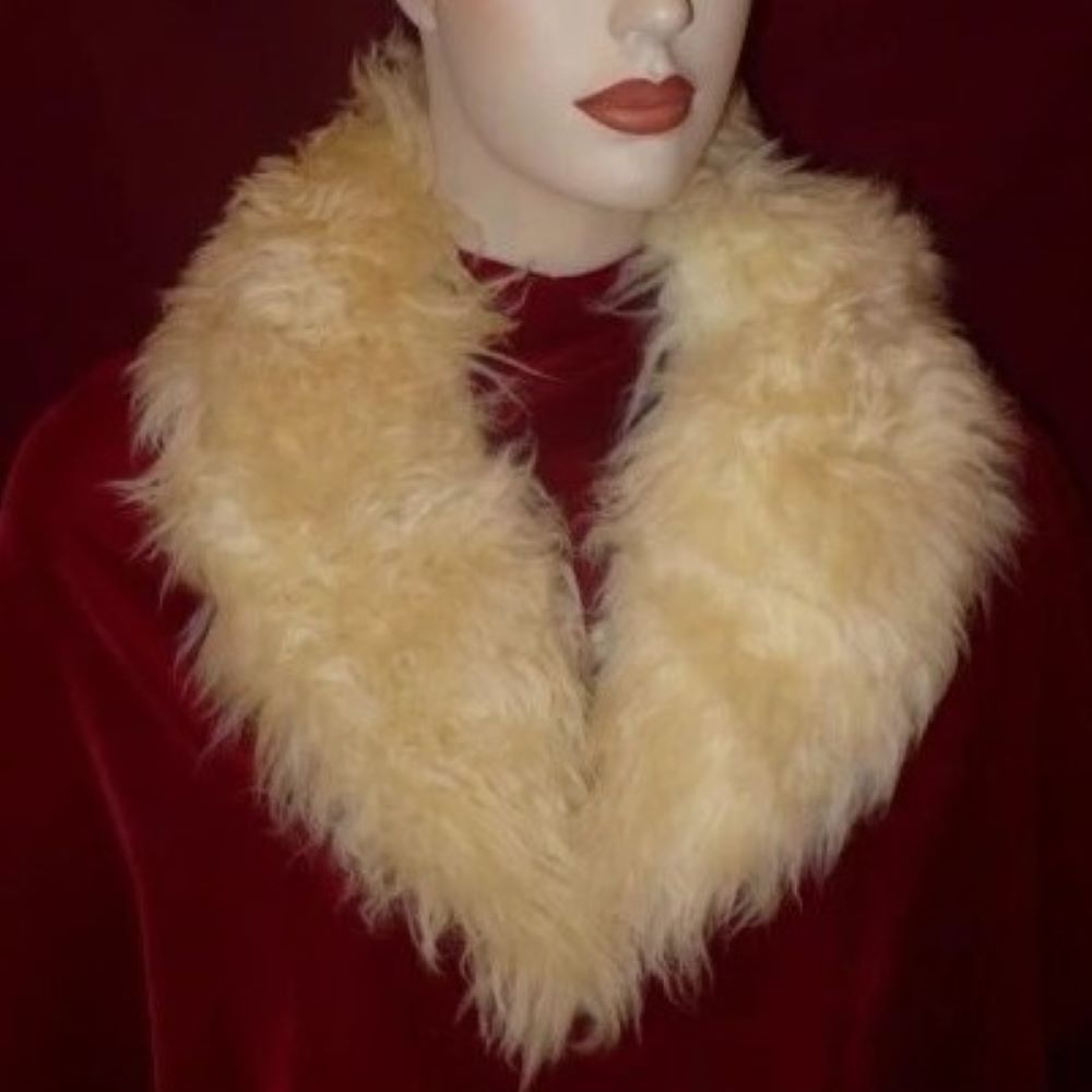 Fur collar.