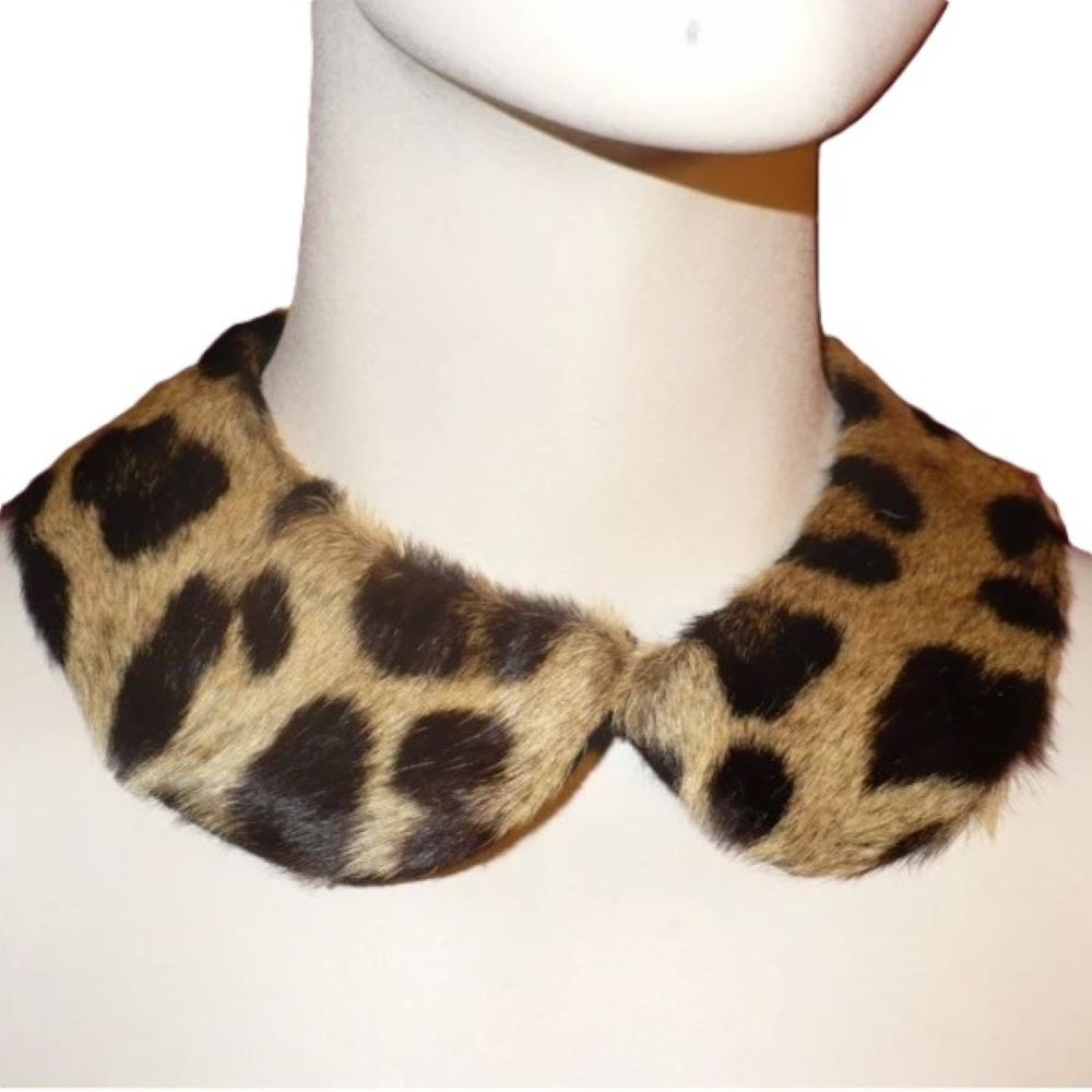 Printed pony fur collar.
