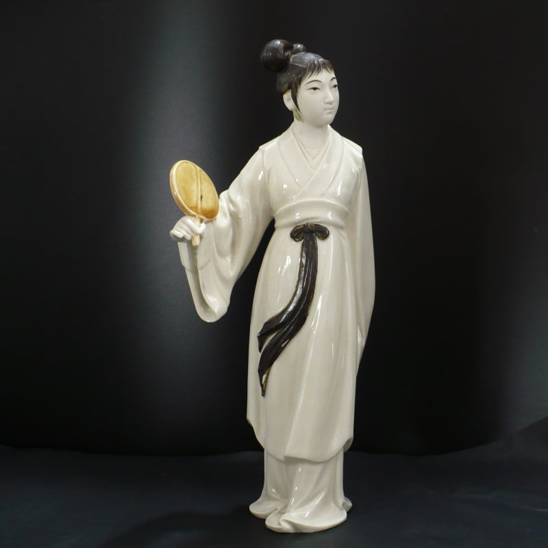 Figurine.