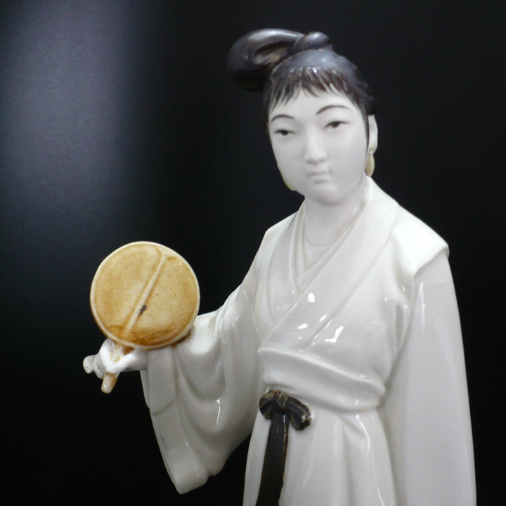 Figurine.