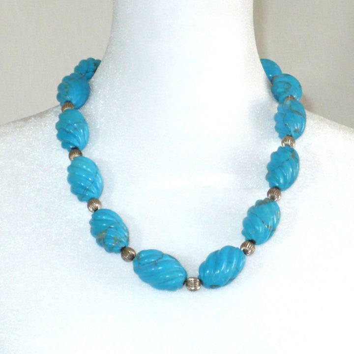 1970s Vintage Blue Howlite Beaded Necklace .
