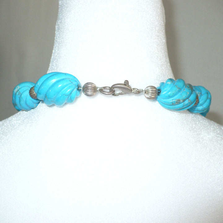 1970s Vintage Blue Howlite Beaded Necklace.
