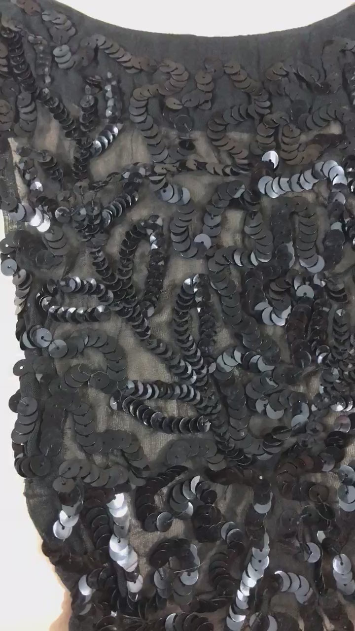 Video of the sequins on the piece.