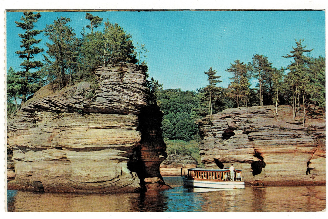 Boat Tour Sugar Bowl Grotto Rock Wisconsin Dells Vintage Postcard.