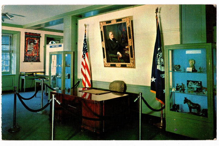 1956 Roosevelt Library and Museum, Hyde Park New York Vintage Postcard.
