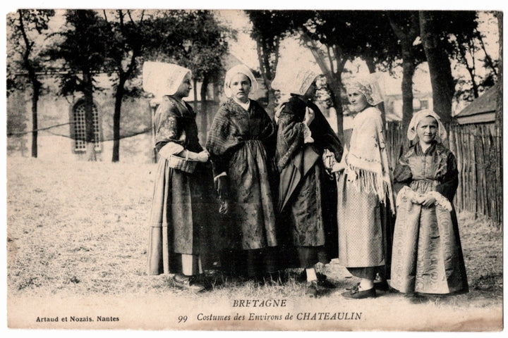 1900s Traditional French Folk Costumes Chateaulin Brittany Vintage Postcard.