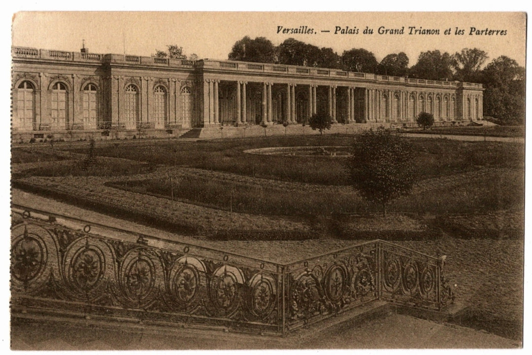 Vintage postcard of Versailles Palace and gardens, featuring a large building and landscaped area.