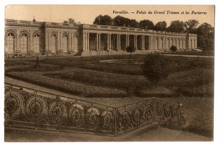 Vintage postcard of Versailles Palace and gardens, featuring a large building and landscaped area.