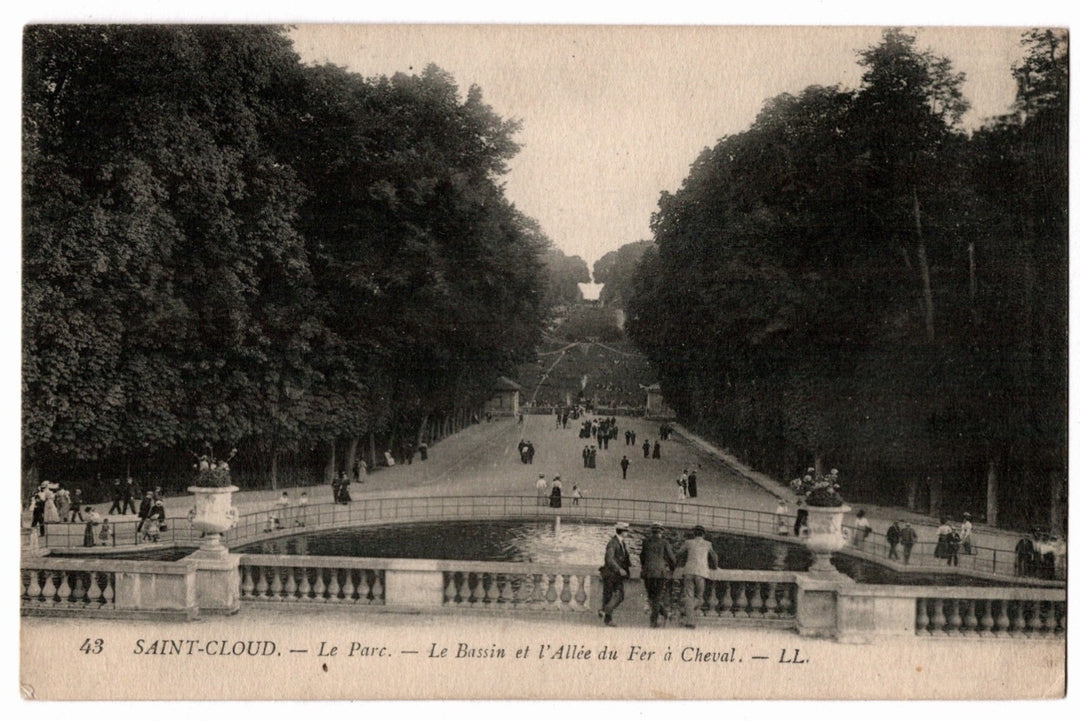 Vintage postcard of a park scene with trees and people in Saint-Cloud, France.