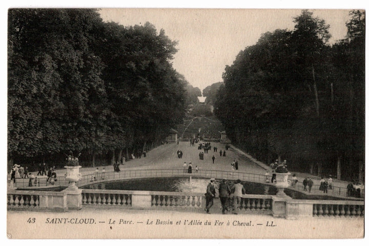 Vintage postcard of a park scene with trees and people in Saint-Cloud, France.