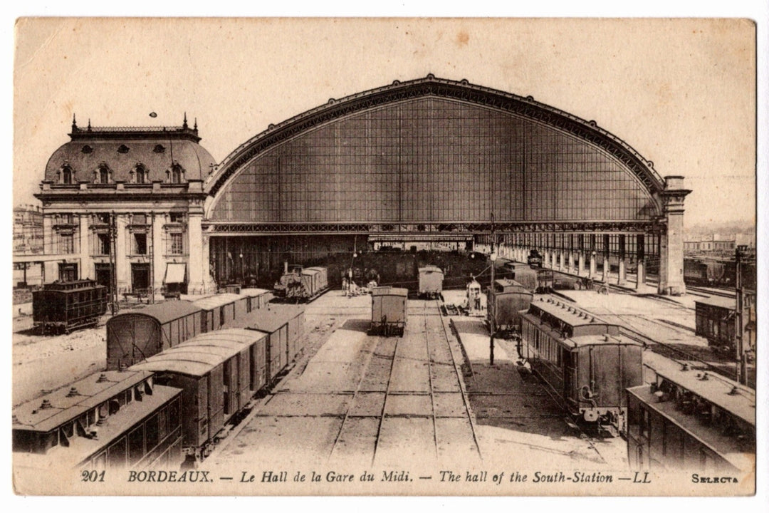 Vintage postcard of the Hall de la Gare du Midi in Bordeaux, featuring train cars and station architecture.