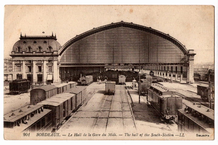 Vintage postcard of the Hall de la Gare du Midi in Bordeaux, featuring train cars and station architecture.