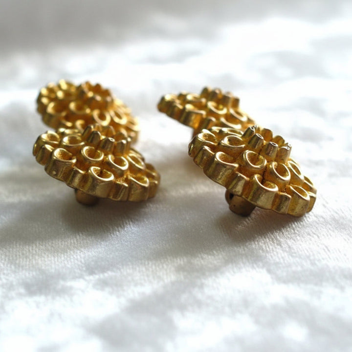 30L Set of Four Chrysanthemum Flower Shank Buttons, 3/4"