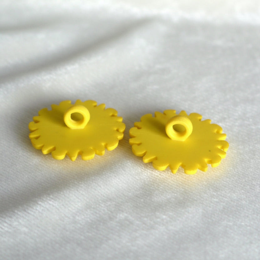 33L Yellow 1950-60s Sun or Sunflower Novelty Kiddie Buttons 13/16".
