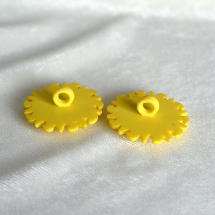 33L Yellow 1950-60s Sun or Sunflower Novelty Kiddie Buttons 13/16".