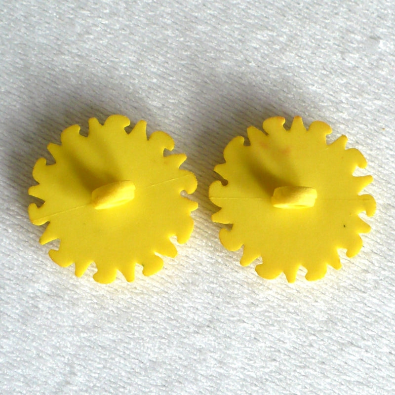 33L Yellow Sun Novelty Buttons