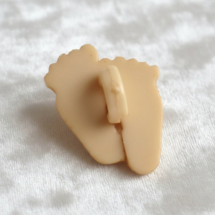 6L Bare Feet 1950-60s Kiddie Novelty Button 5/8", back view.