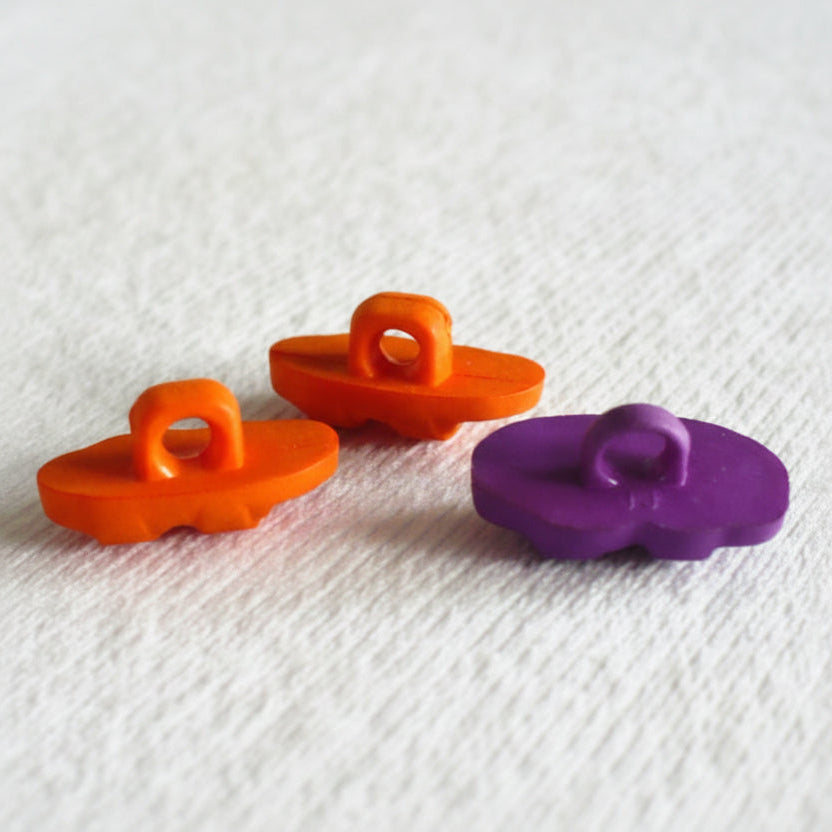 29L Set of Three Beach Shoes 1970s Kiddie Novelty Button 3/4", shank view.