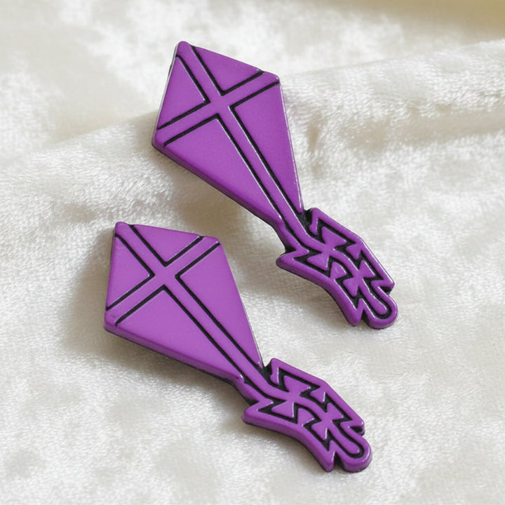 64L Pair of Purple Kites 1950-60s Kiddie Novelty Buttons 1 5/8"