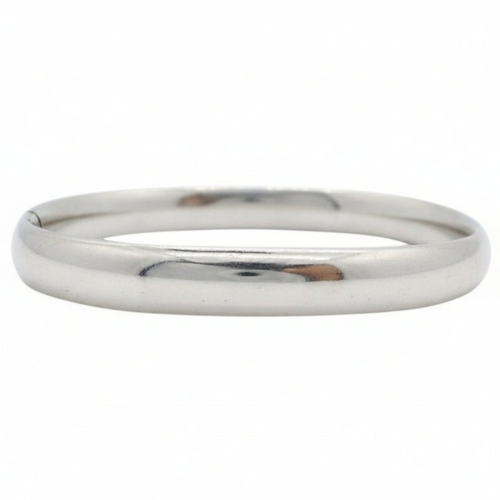 1970s Vintage  Sterling Oval Charnière Bangle Bracelet. on white background.