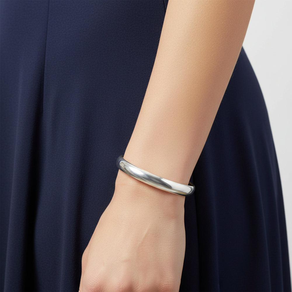 1970s Vintage  Sterling Oval Charnière Bangle Bracelet on wrist.