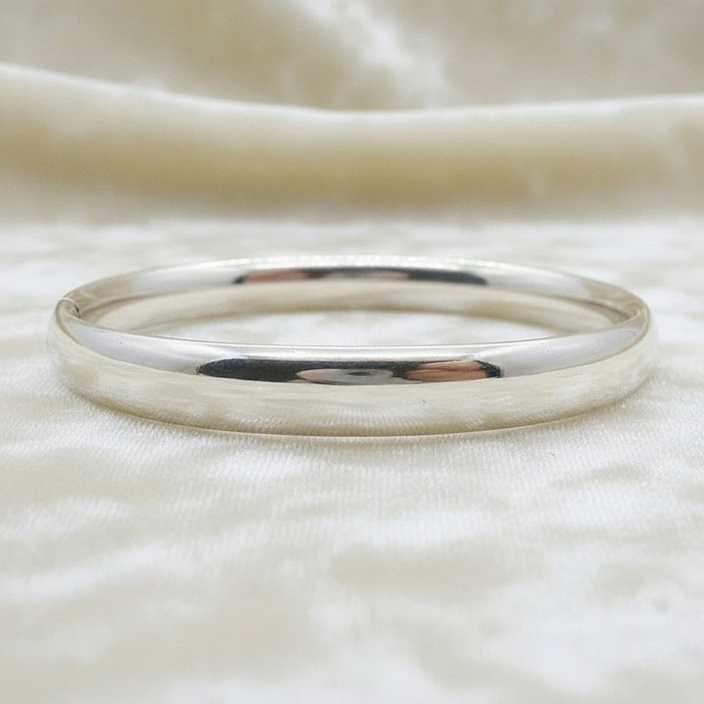 1970s Vintage  Sterling Oval Charnière Bangle Bracelet on velvet background.
