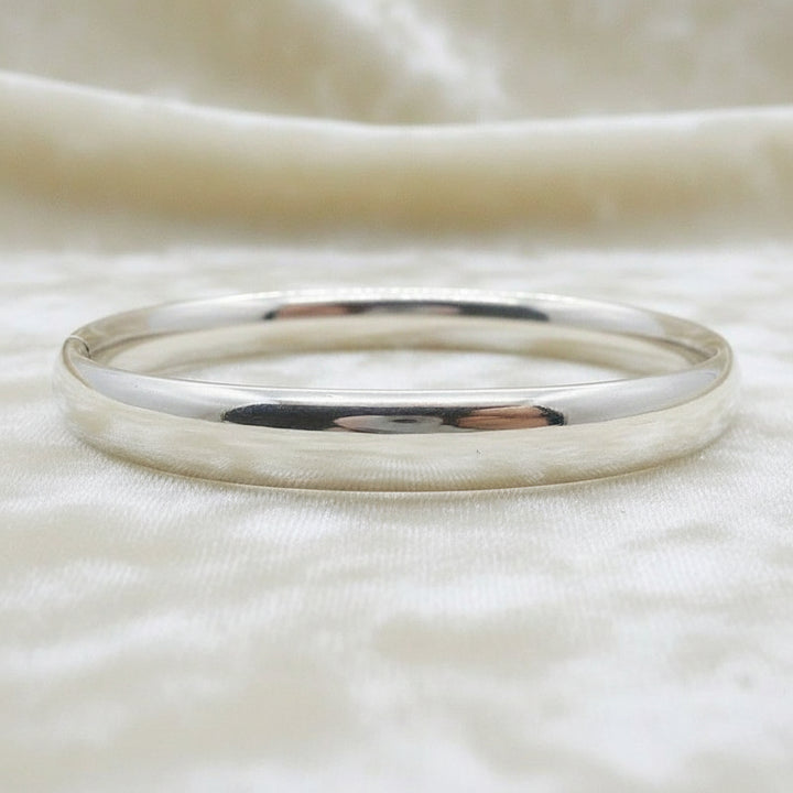 1970s Vintage  Sterling Oval Charnière Bangle Bracelet on velvet background.