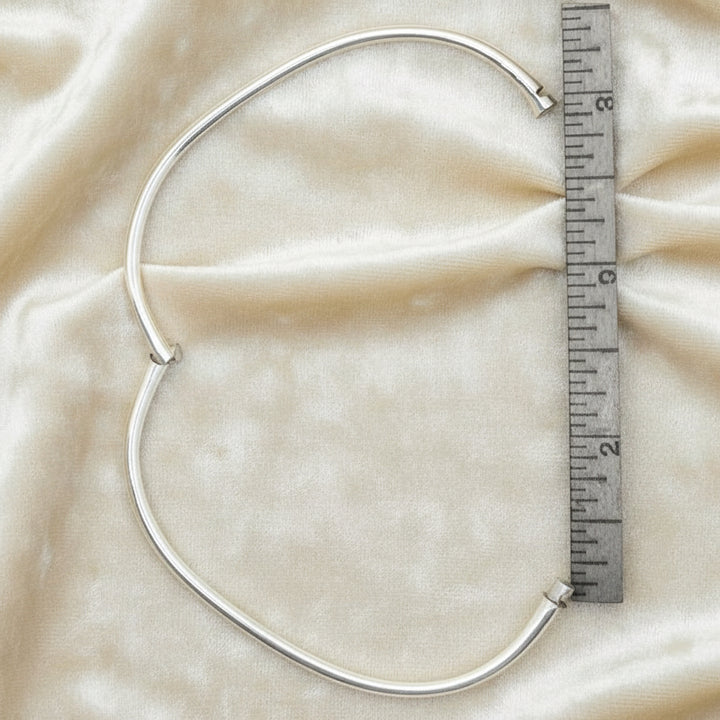 1970 Sterling Oval Charnière bangle 1970s Vintage  Sterling Oval Charnière Bangle Bracelet.on velvet background showing opening width next to ruler.