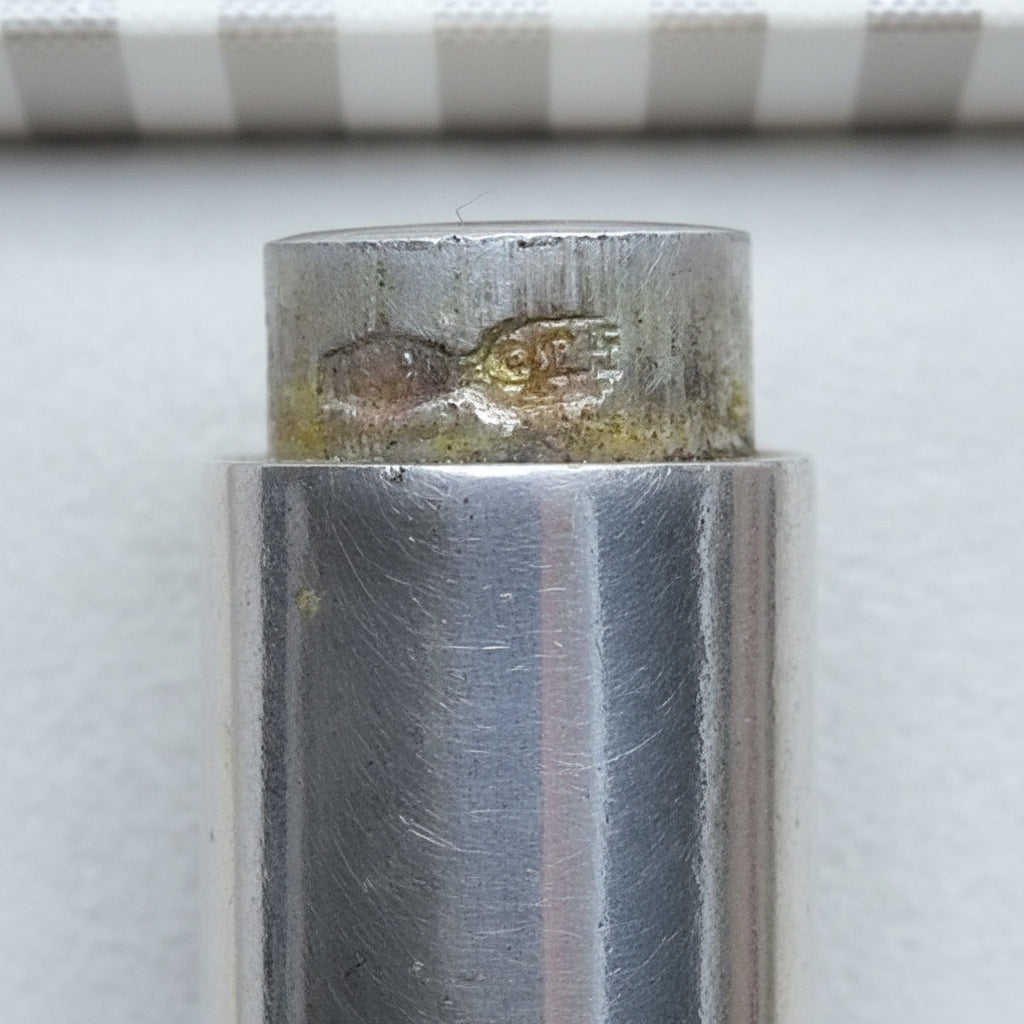 1970s Vintage  Sterling Oval Charnière Bangle Bracelet clasp shows hallmark.