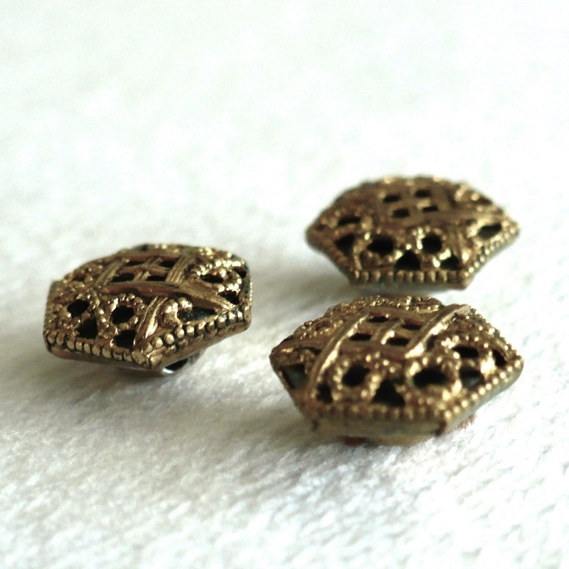 15L set of Three Pierced Brass Filigree Metal Dimi Shank Buttons, 3/8"
