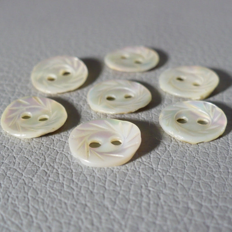 13L Set of Seven Two-Hole Fancy Conch Shell Dimi Buttons, 1/4".