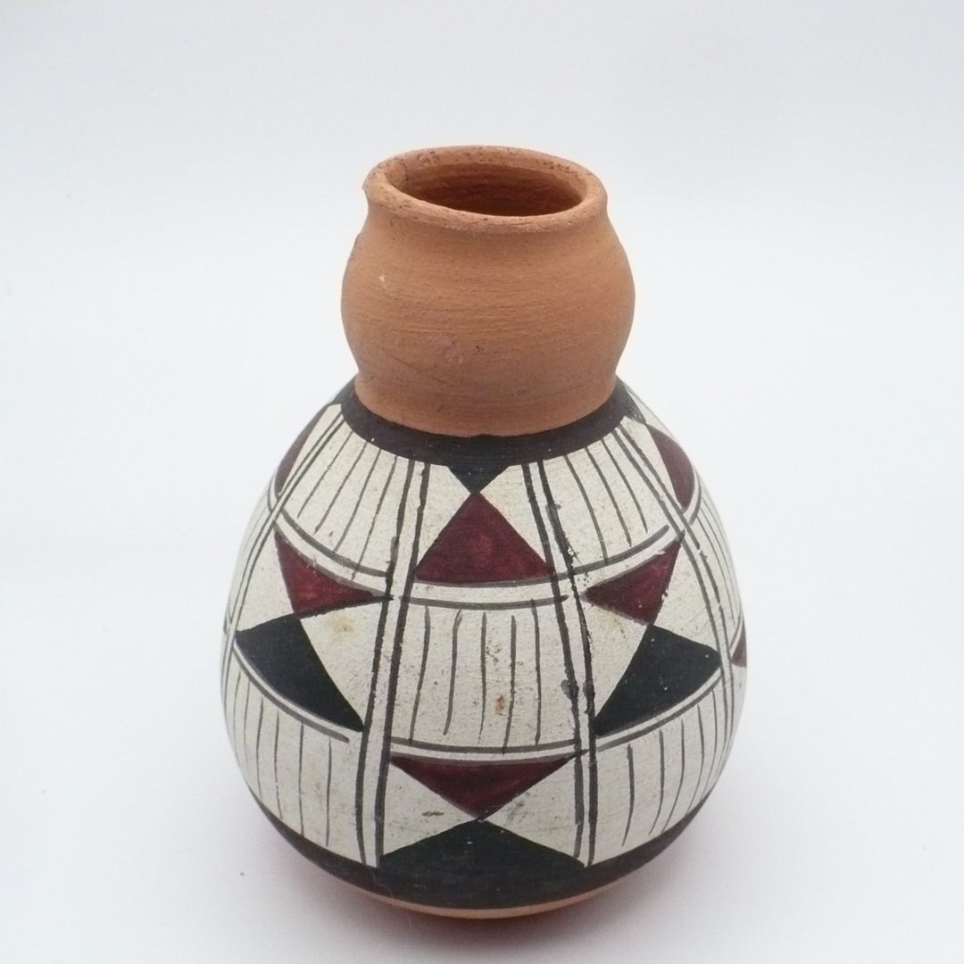 Pre-Columbian Diaguita-Style Pottery Vase Handcrafted Chilean Folk Art, 1950s.