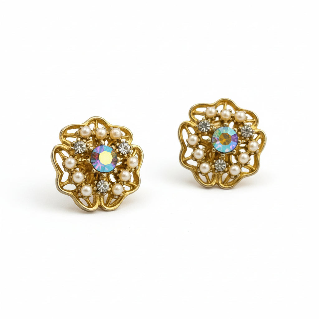 1950 Vintage Hollywood Regency Cocktail Mad Men Style Earrings., gold tone with pearl accents.