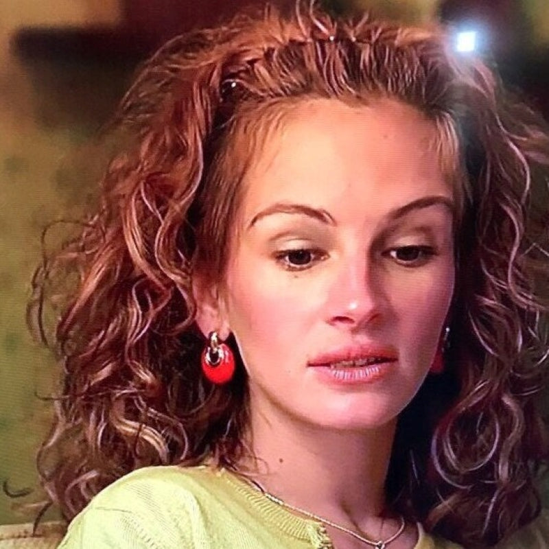 Juia Roberts wearing 1980s interchangeable door knocker earrings.