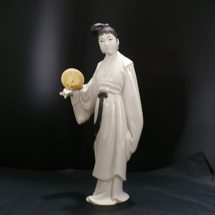 Figurine.