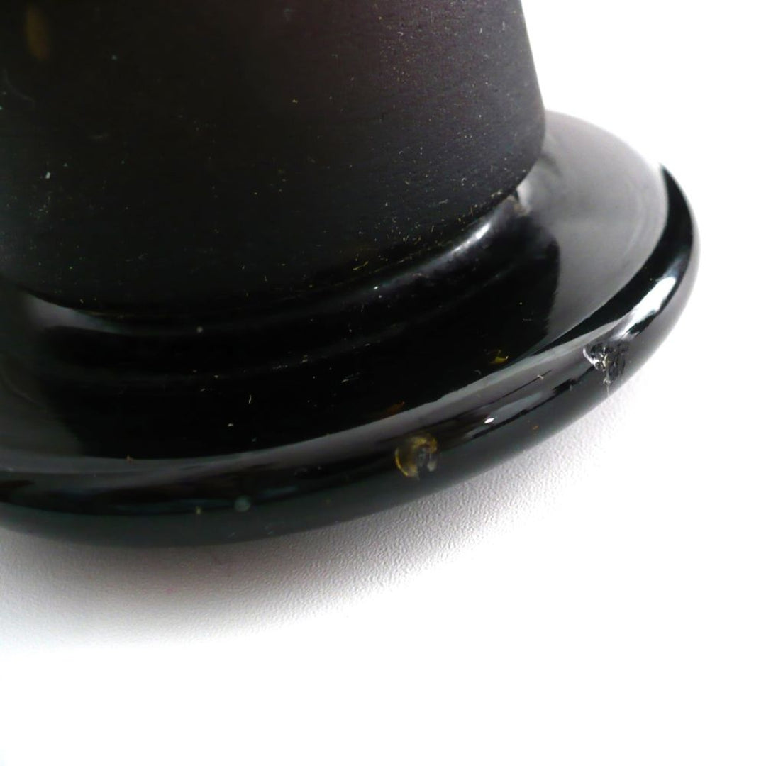 Close-up of flea bite son rim ov stopper, 1930 Amber Fosfato de Tricalcico Apothecary Jar.