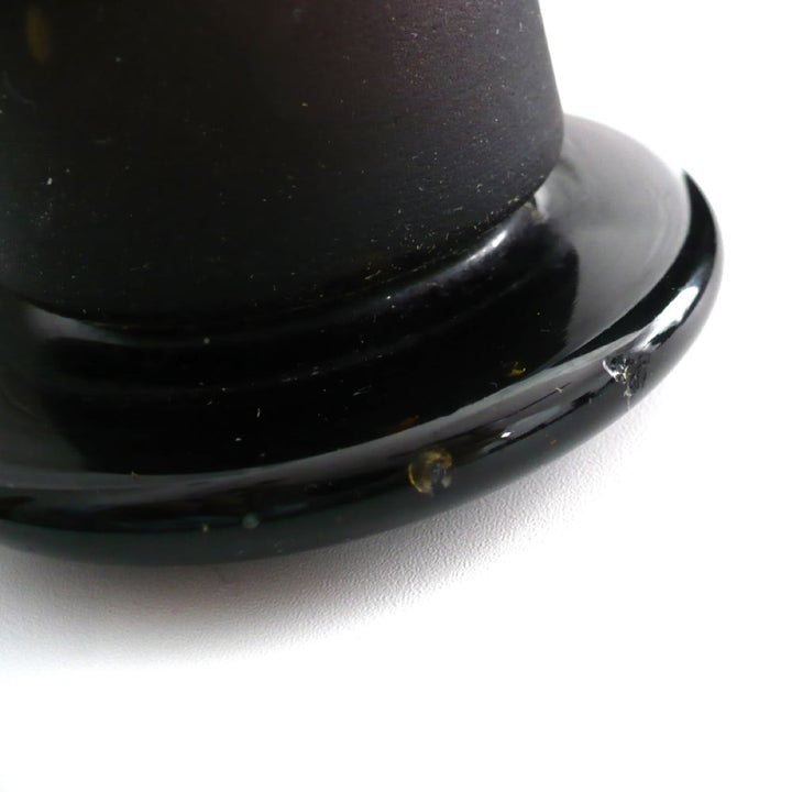 Close-up of flea bite son rim ov stopper, 1930 Amber Fosfato de Tricalcico Apothecary Jar.