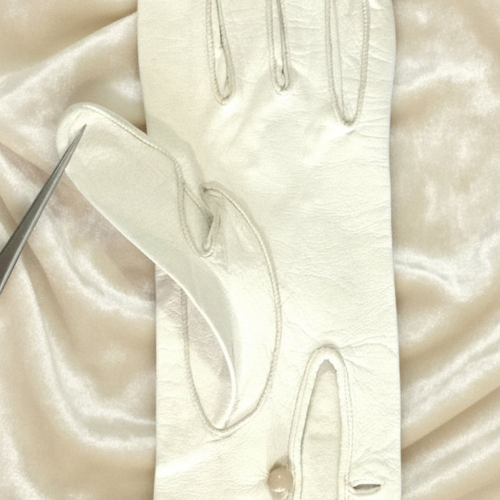 1950s Vintage Kid Leather Opera Gloves Size 6 XS on cream velvet background. Wing thumb.