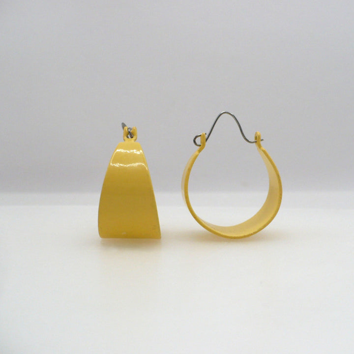 1980s Vintage Custard Yellow Tapered Enamel Hoop Earrings (3/4-inch)