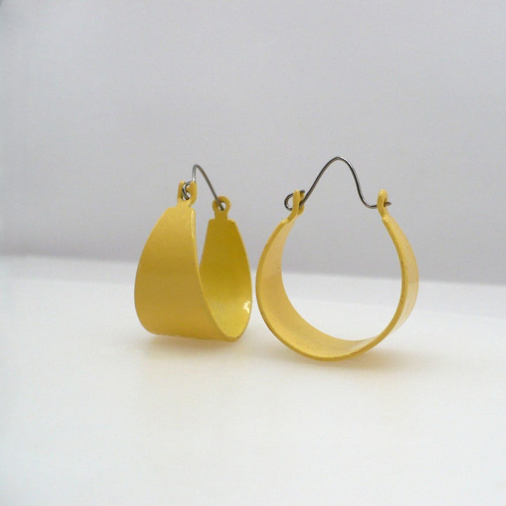 1980s Vintage Custard Yellow Tapered Enamel Hoop Earrings (3/4-inch)