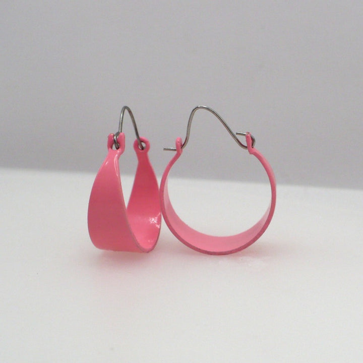 1980s Vintage Taffy Pink Tapered Enamel Hoop Earrings (11/16-inch)