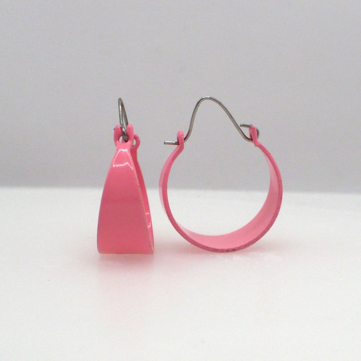 1980s Vintage Taffy Pink Tapered Enamel Hoop Earrings (11/16-inch)